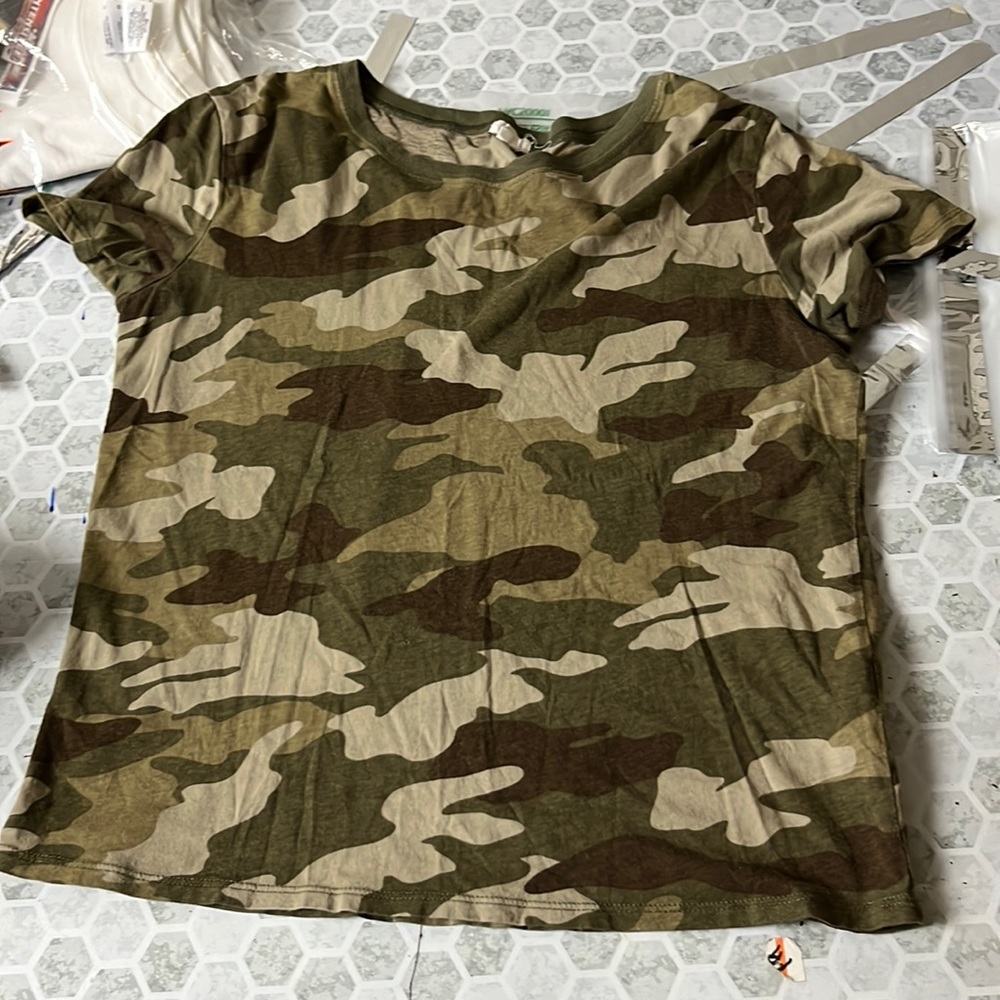 Garage XS Camo Short Sleeve Cropped Graphic T Shirt